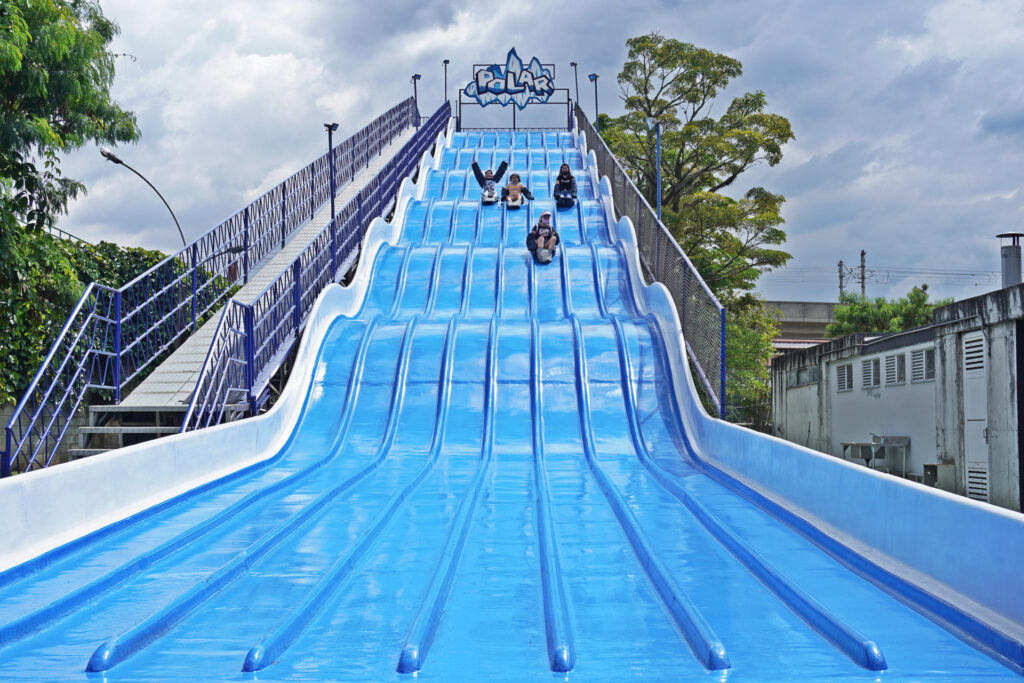 Kids enjoying the slides at Parque Norte