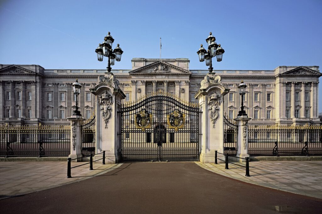 An image of the iconic front gate: the first thing most people see during a Buckingham Palace visit.