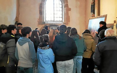 Le matin, guidé par la conservatrice Céline Robert, les experts en herbe ont commencé par une visite de l'église de Plouha pour observer un tableau religieux sur toile.